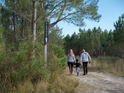 Balade avec papi et mamie au sentier d’interprétation l’Homme et la Nature au Porge