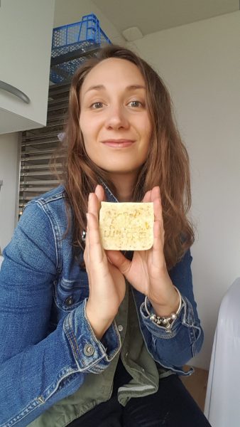 Lucie de la savonnerie Lu'topie tenant un savon dans les mains
