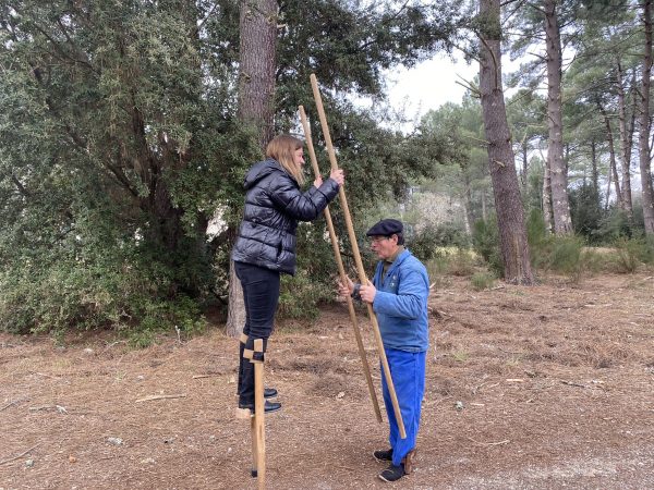 Sabine faisant une initiation aux échasses