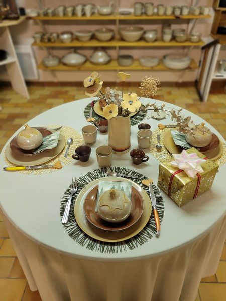 Présentation d'une idée de table de fête avec des objets en céramtique fait à la main