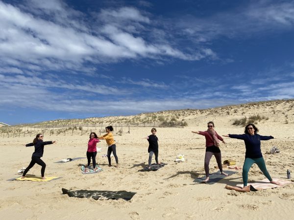 5 femmes sur des tapis de yoga faisant des postures de yoga