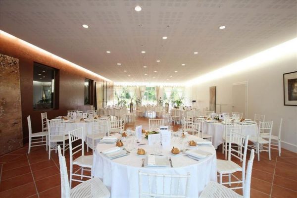 photo de la salle de réception de mariage du château villegeorge, les tables sont dressées
