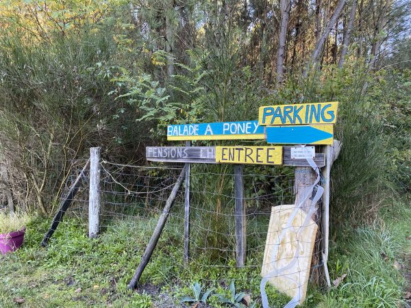panneau directionnel des écuries bien être du cheval
