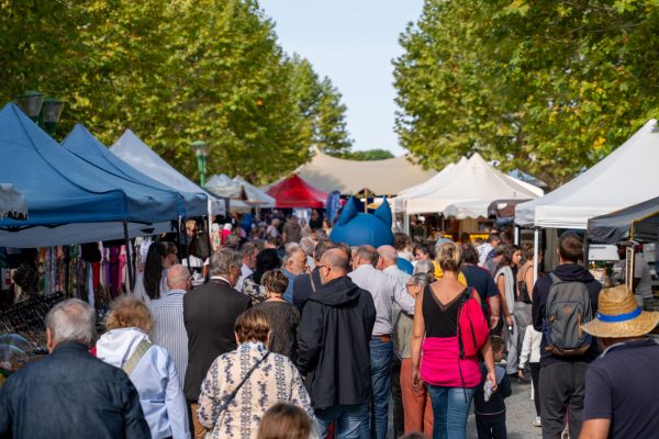 les allées de la Foire de la Sainte-Croix à Sainte-Hélène