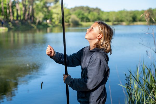 enfant qui manipule une canne a peche