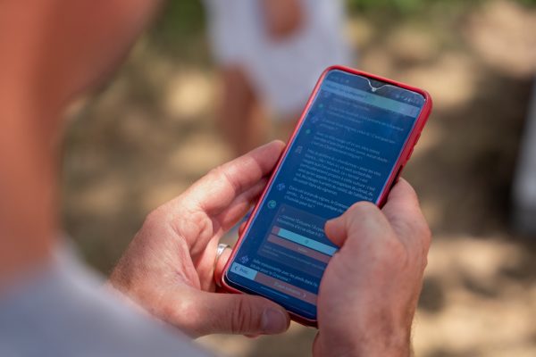 le papa qui tient le téléphone