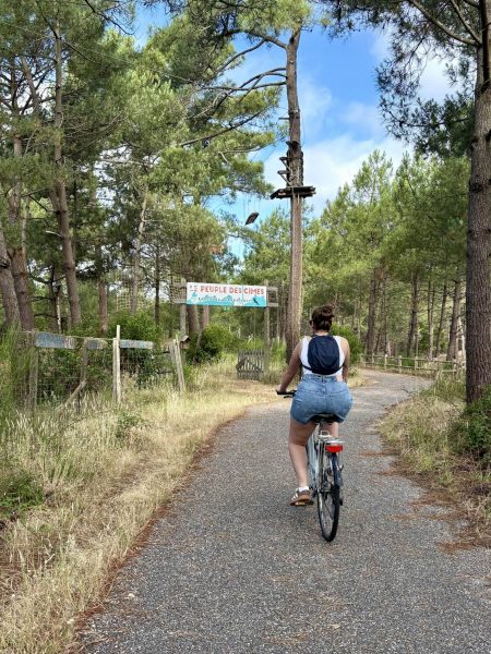 Océane devant le parc accrobranche Le Peuple des Cimes, en direction du Porge Océan