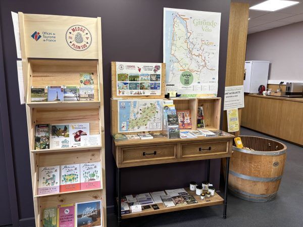 photo des brochures mises à dispo à la cave grand listrac