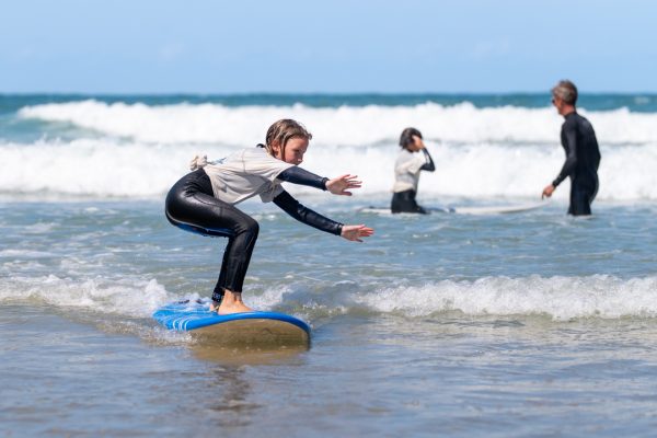 enfant durant un cours de surf