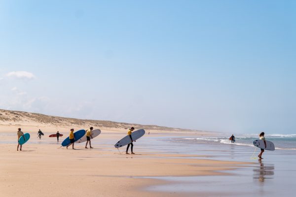 famille durant un cours de surf
