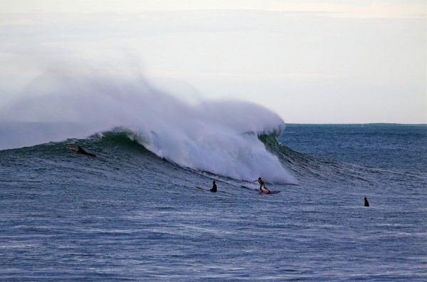 Quelques surfeurs dans les vagues au Porge Océan