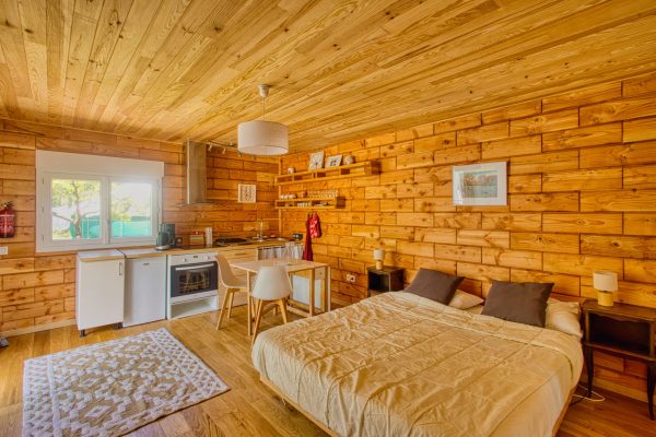 l'interieur de la brikawood, cabane en forêt à listrac-médoc