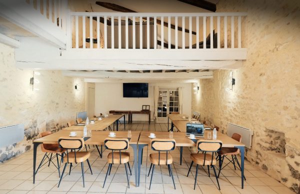 salle de réunion du château meyre en disposition en U