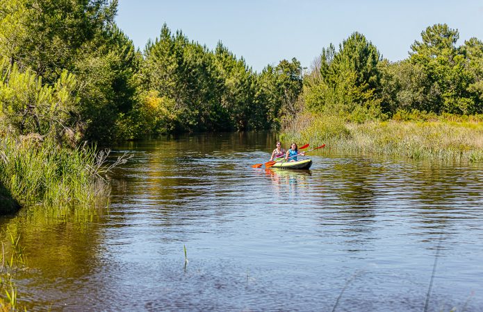 Canoë sur le canal des étangs du Porge