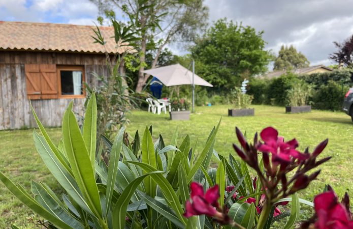 LA PETITE CABANE BLEUE PLANQUÉE DANS LA PRAIRIE