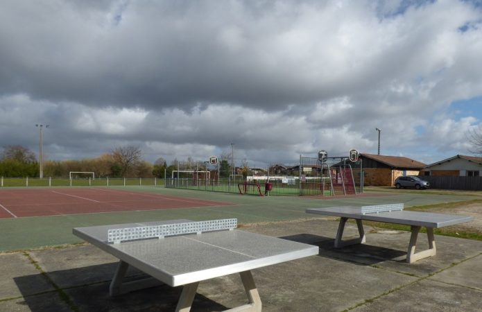 Table ping-pong, terrain de tennis et city stade