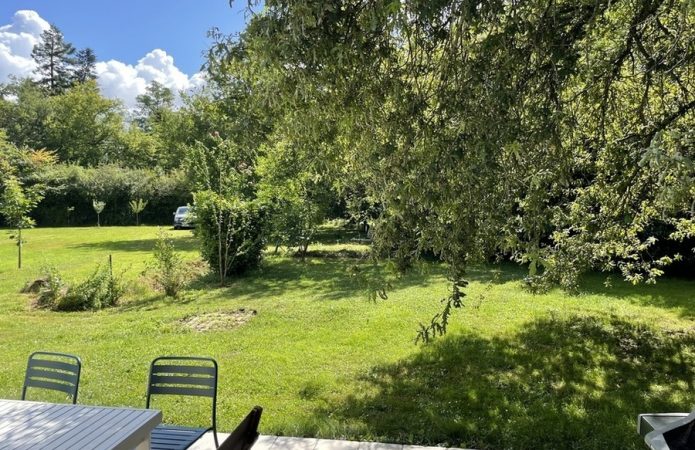 UN JARDIN AUX LAMBERTS LOCATION A MOULIS EN MEDOC
